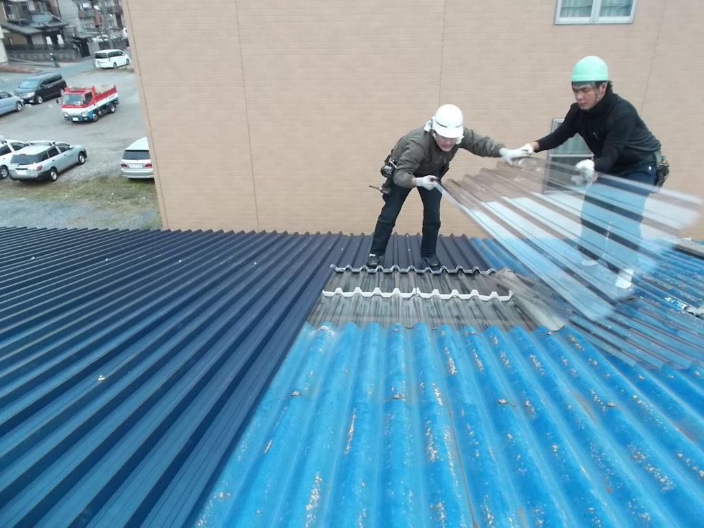 スレート屋根倉庫　金属屋根重ね張り