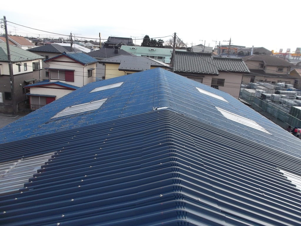 スレート屋根倉庫　金属屋根重ね張り