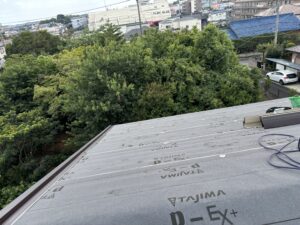 棟までルーフィングを張った様子