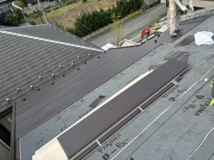 ガルバリウム鋼板を軒先から葺いています