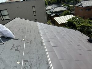 ガルバリウム鋼板屋根材を葺き進めます