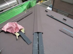 樹脂の貫板下地出棟板金を施工する写真