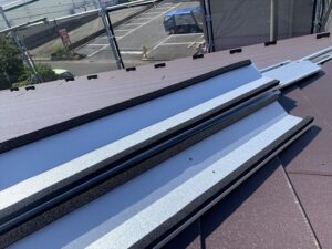 ガルバリウム鋼板の棟下地に止水面戸付きの写真