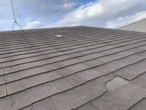 ひびわれたスレート屋根