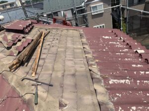 かわらUをはがすとしたからスレート屋根がでた写真