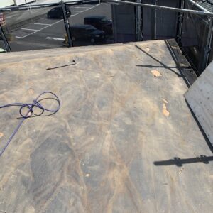 古い屋根をはがした後、掃除して野地板を張る前の写真