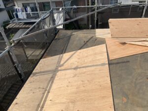 野地板を張っている写真