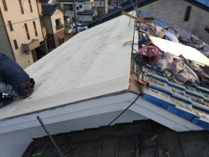 屋根の下地の野地板合板を張る