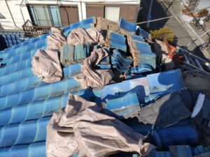 かわら屋根の撤去、土を袋に入れる