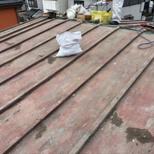 かわらUをはがした後のトタン屋根