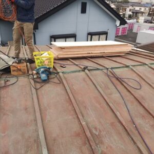 野地板を張る前のトタン屋根