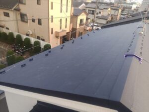 換気棟が取り付けられ、完成した屋根