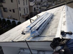 材料を屋根に上げる