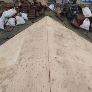 屋根に野地板合板を張る