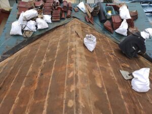 瓦屋根をはがした屋根