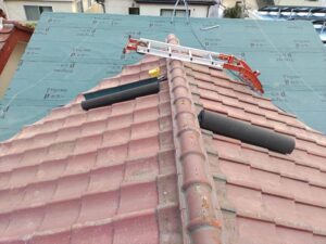 手前半分瓦屋根