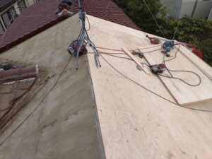 片面野地板合板を張った屋根