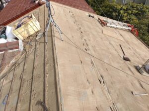 瓦撤去後、掃除した屋根