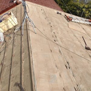 瓦撤去後、掃除した屋根