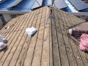 瓦をはがし終わった屋根