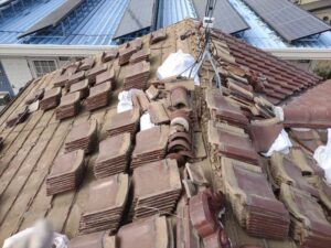瓦をはがした屋根