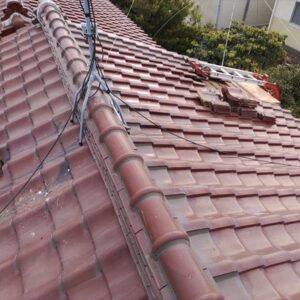 瓦を一部ハガシてハシゴの機械を設置