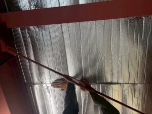 遮熱シートの状んとをてーぷでふさぐ