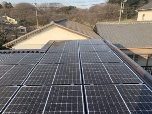 太陽光パネルの乗った折板屋根