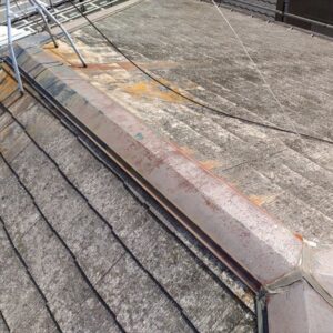 古いコロニアル屋根の棟