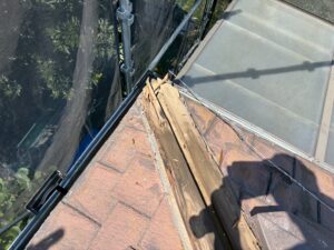 棟板金の腐食した下地
