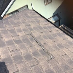 剥がれ落ちそうなコロニアル屋根