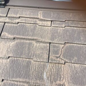 ひびの入ったコロニアル屋根