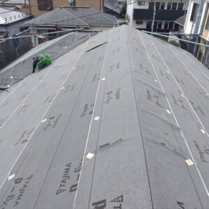 コロニアルの屋根にルーフィングを張った屋根