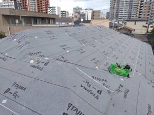 ルーフィングを張ったコロニアル屋根