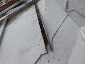 下地が腐ったトタン屋根7