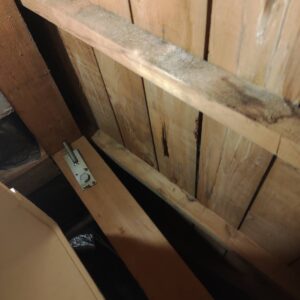 雨漏りした跡がある天井裏