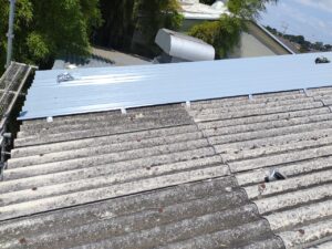 スレート屋根に金属屋根を重ね葺き