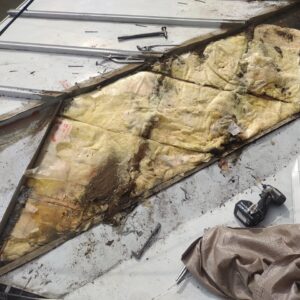 腐食したトタン屋根の下地