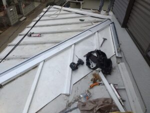 瓦棒に棟下地を取り付ける