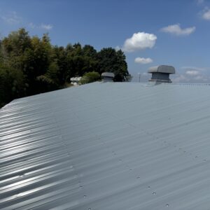 スレッシュルーフを張ったスレート屋根