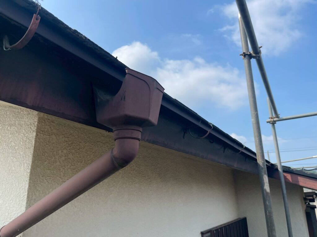 雨樋工事前の半月雨樋