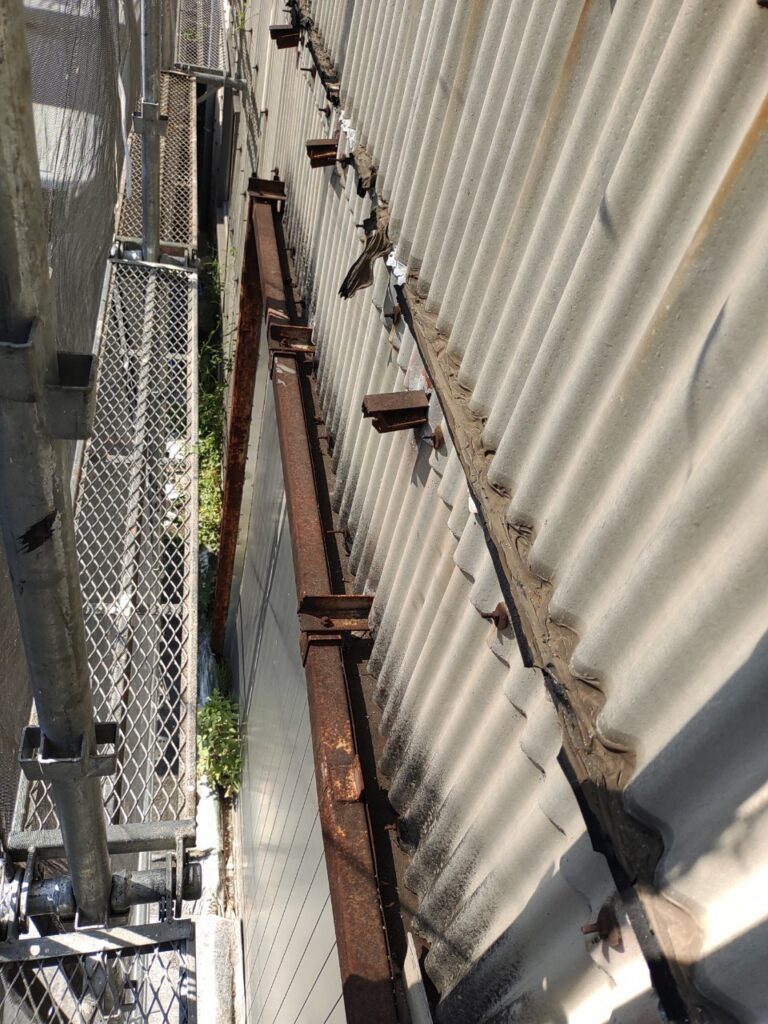 古いスレート壁の工場