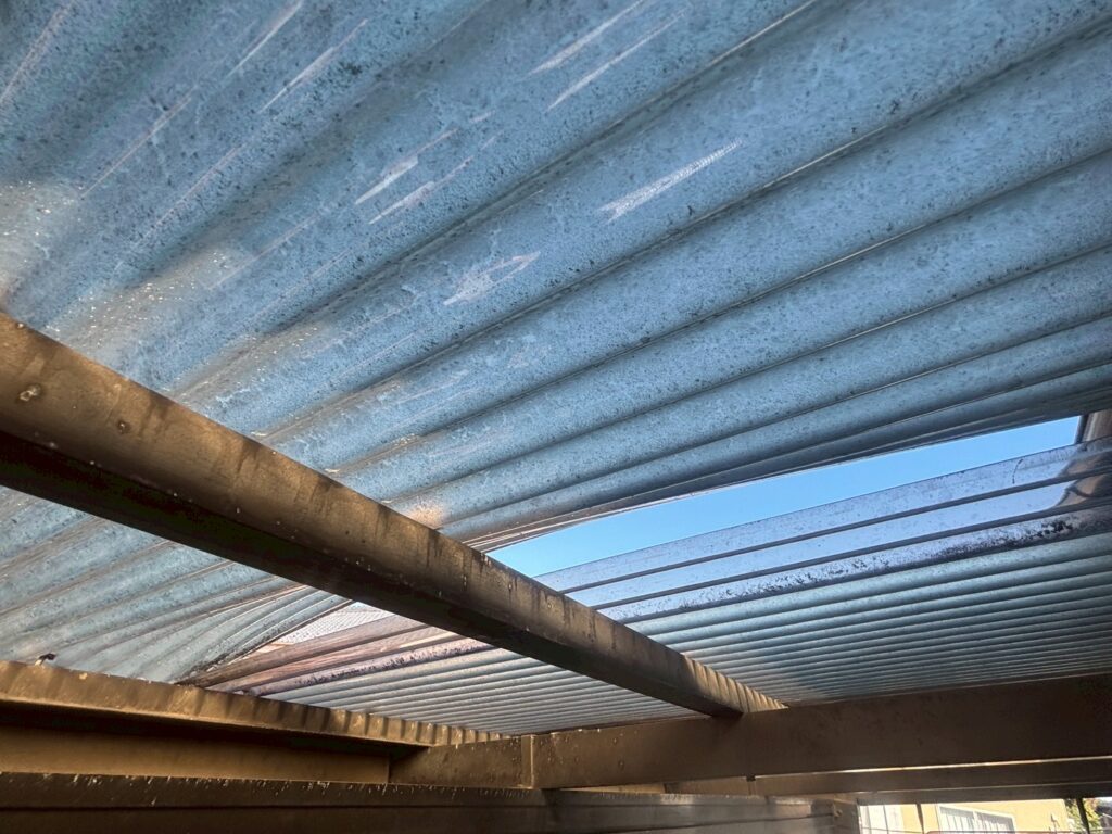 継ぎ目が浮いてバタバタするベランダ屋根