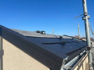 塔屋部分スーパーガルテクト葺き施工中