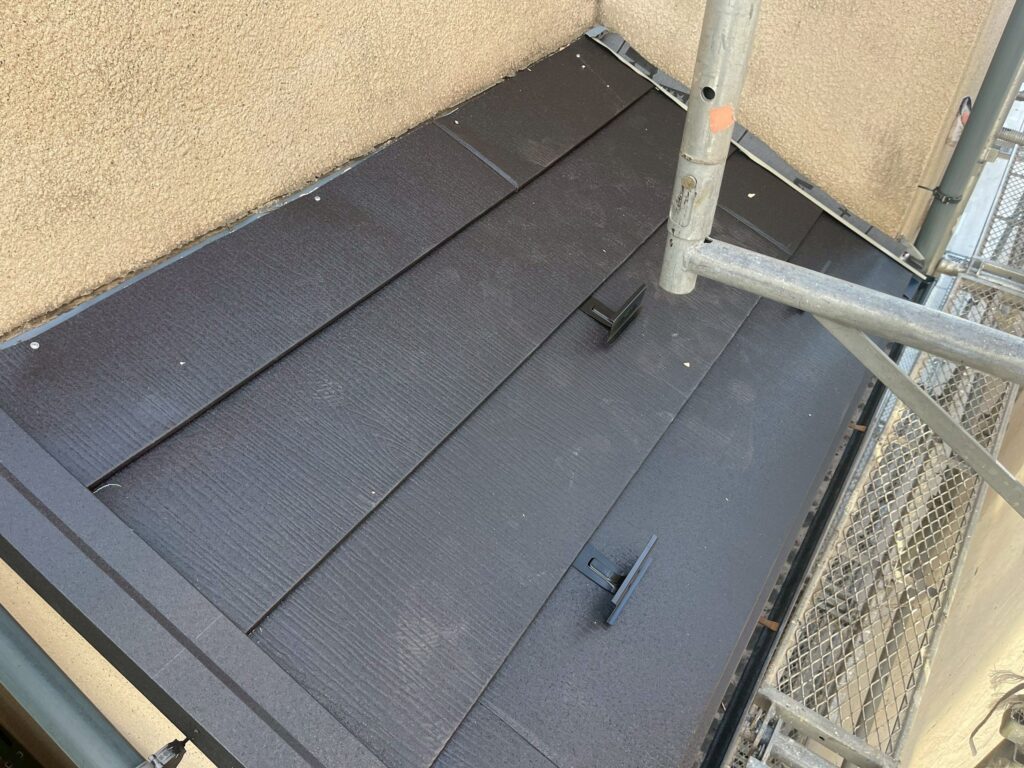 下屋根をスーパーガルテクト葺き