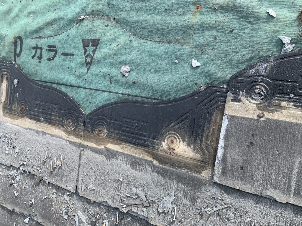 パミール屋根のハガシ箇所濡れあり