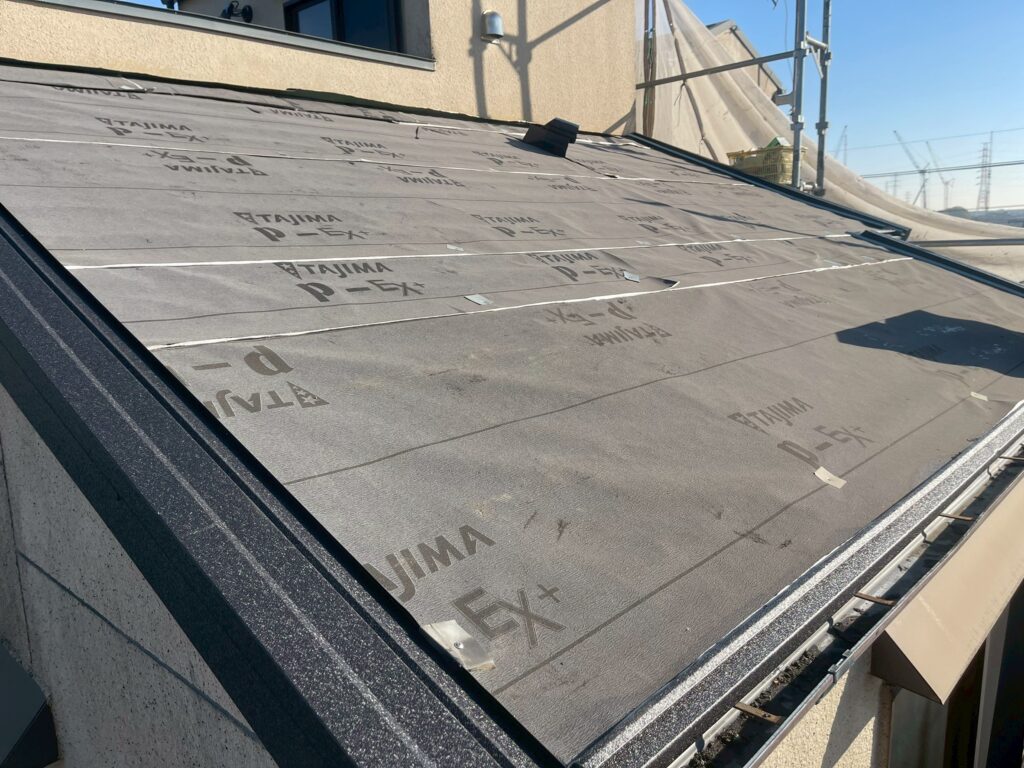 パミール屋根にルーフィング、ケラバを取り付ける