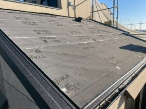 パミール屋根にルーフィング、ケラバを取り付ける