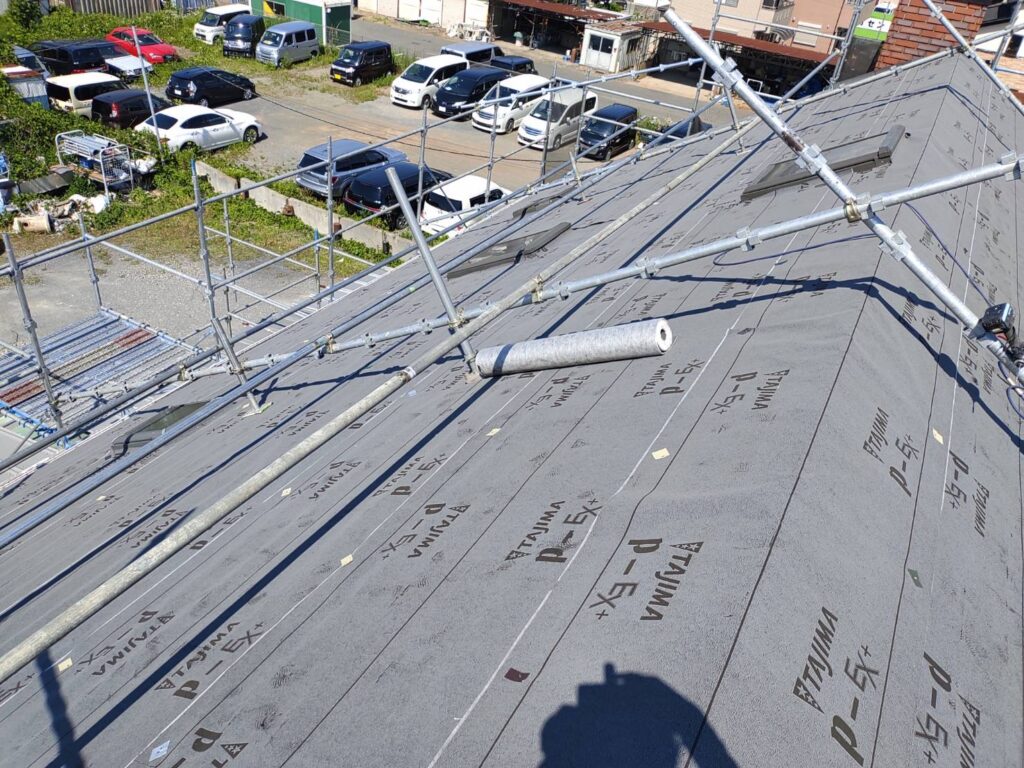 急勾配屋根にルーフィングを張る