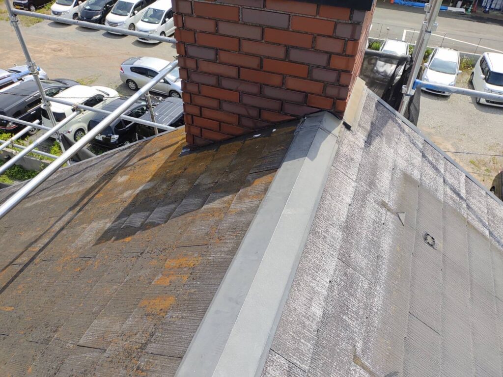 煙突の付いている屋根